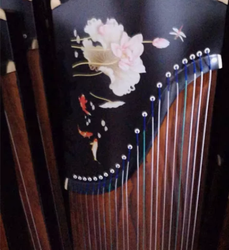 古筝 新琴没有使用几次，需要自己再进行调音...