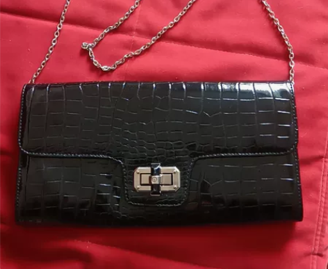 女士手拿包，九成新，诚意出售 感兴趣的话点...