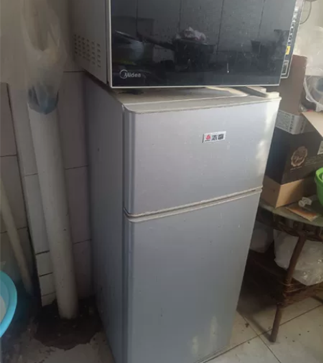 租房神器，冰箱微波炉，各200块钱 感兴趣...