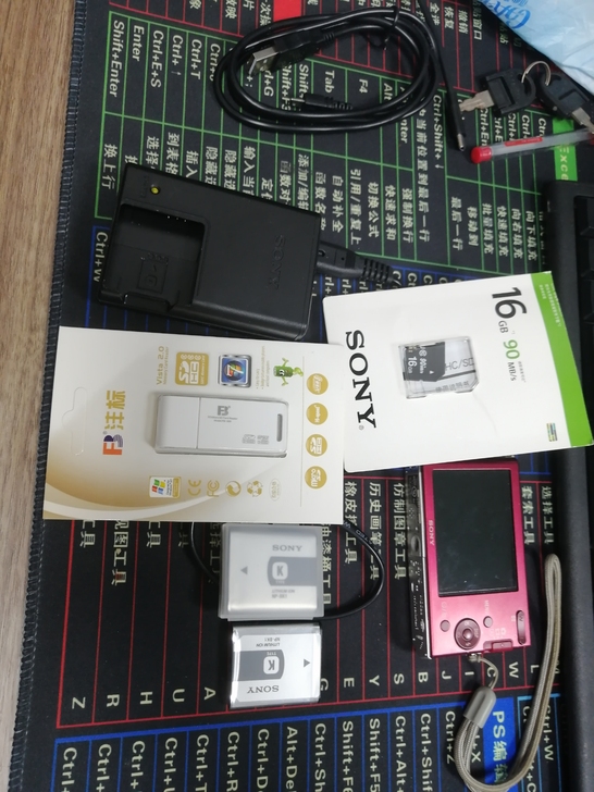索尼照相机，两电池，内存卡，读卡器，充电器