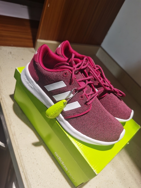 adidas阿迪达斯运动鞋女，有点紫红色，...
