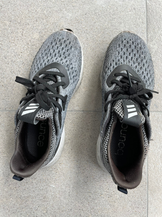 Adidas大童运动鞋，36.5码，看鞋底...