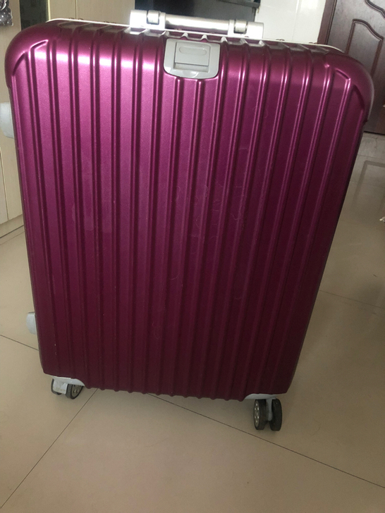 行李箱大容量。 瑕疵磕坏个口，不介意的拍，...