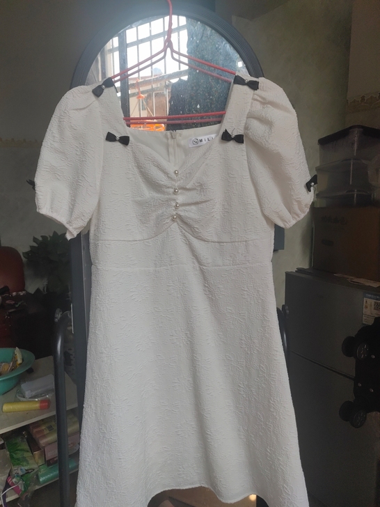 女士白色连衣裙