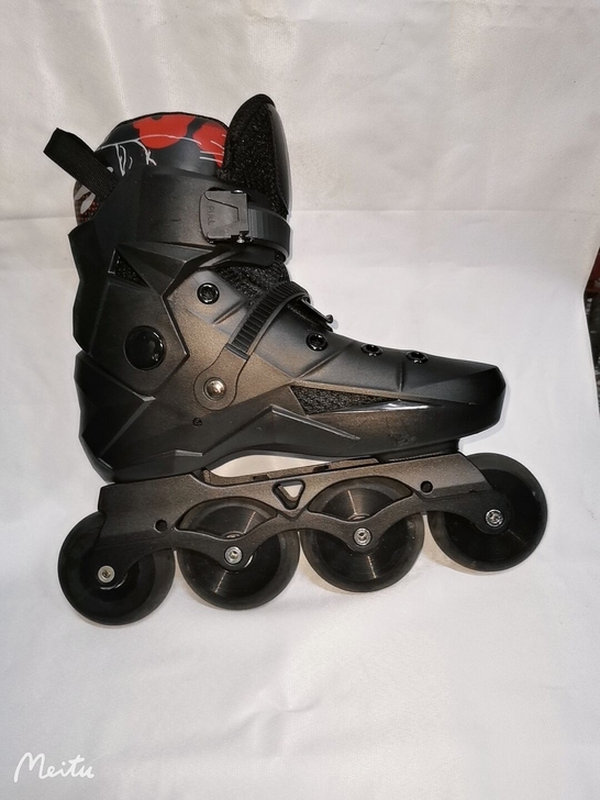 滑轮鞋，入价三百多，只穿过几次，可以刀，包邮