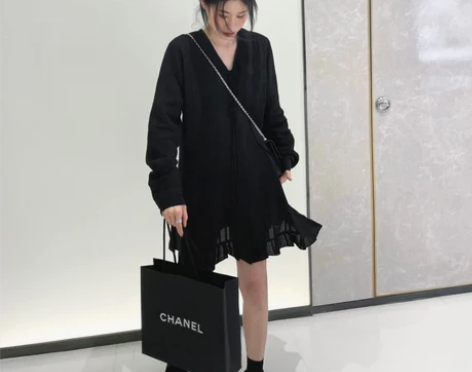 ?艺术画廊暗纹黑色早春新款连衣裙春秋女短款...