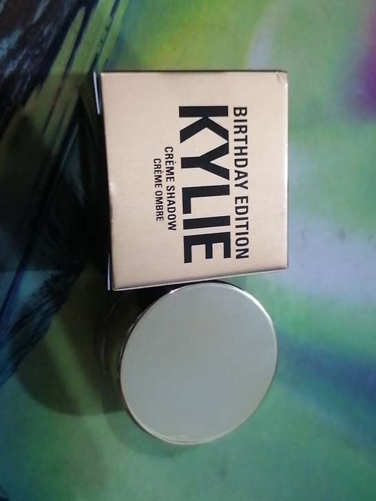 不是眼影就是眼线膏 不知道啥 买的时候凑单...