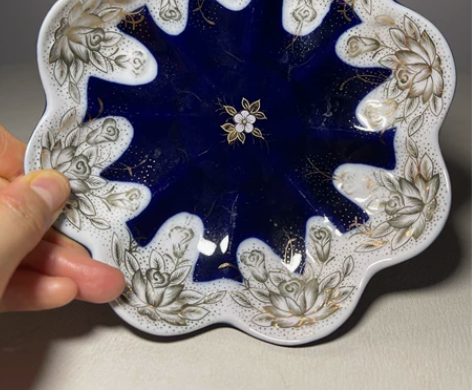 一个精美漂亮的花型钴蓝鎏金花篮盘,品相完好...