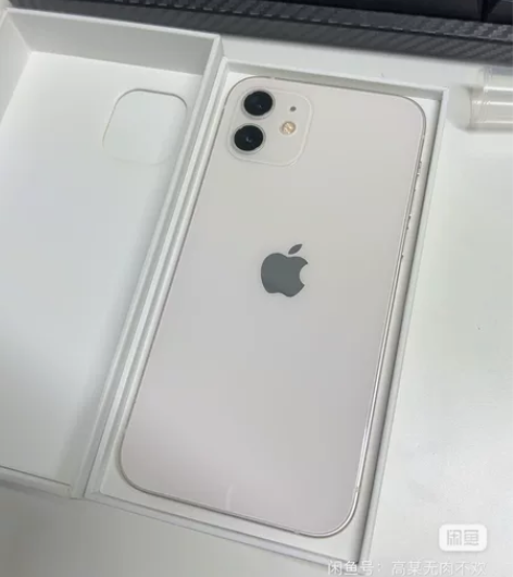 出一台苹果12白色，64G内存，外观跟新机...