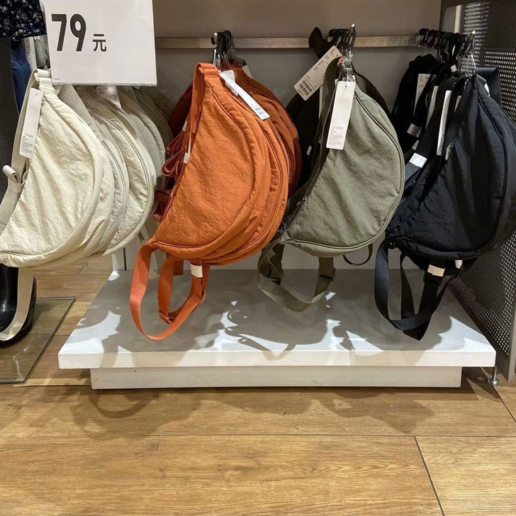 优衣库试衣间21春夏季女式挎包单肩包斜挎包...