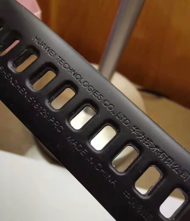 荣耀手环4 屏幕无划痕 有手环和充电器 不刀