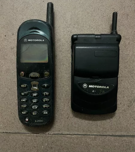 出二台摩托罗拉手机当年大哥一万多买的。 感...