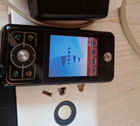 摩托罗拉手机e6无拆无修一电池一个原充电器...