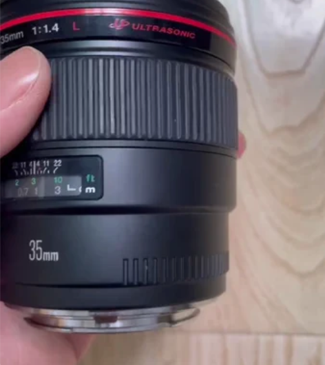 佳能35 1.4镜头 去年实体店买的，箱说...