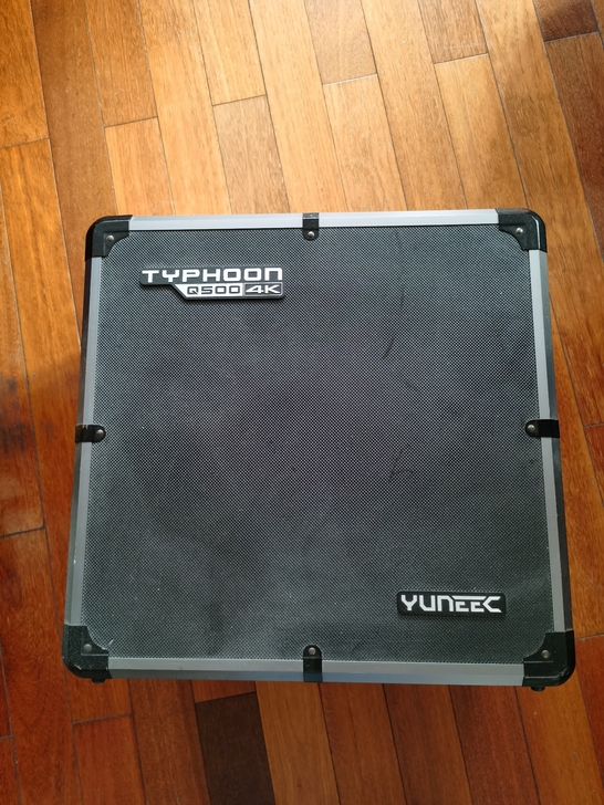 昊翔Q500,可4K视频拍摄。机器较大,抗...