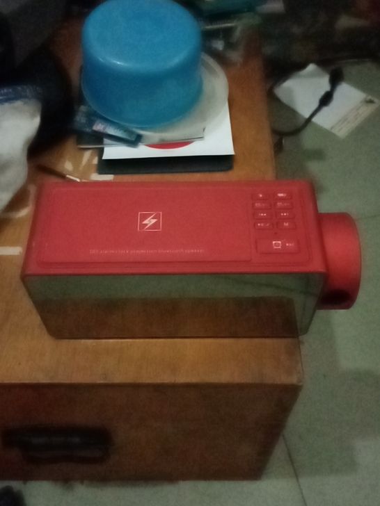 蓝牙时钟投影插卡音箱一个。功能多正常使用，...