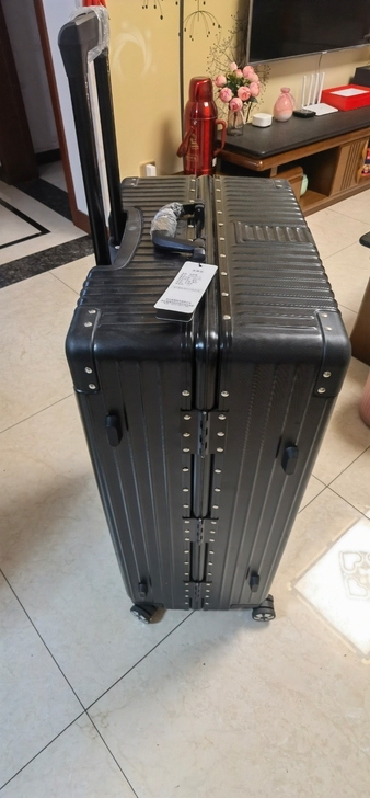 出去旅游箱子买大了，一次都没有用，吊牌还在...