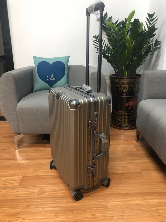 摩斯卡22寸铝框拉杆箱、钛金色、闲置转让