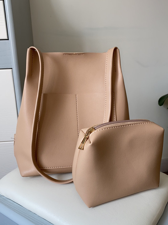 包比较多,这个刚买时背过一段时间,现在闲置...