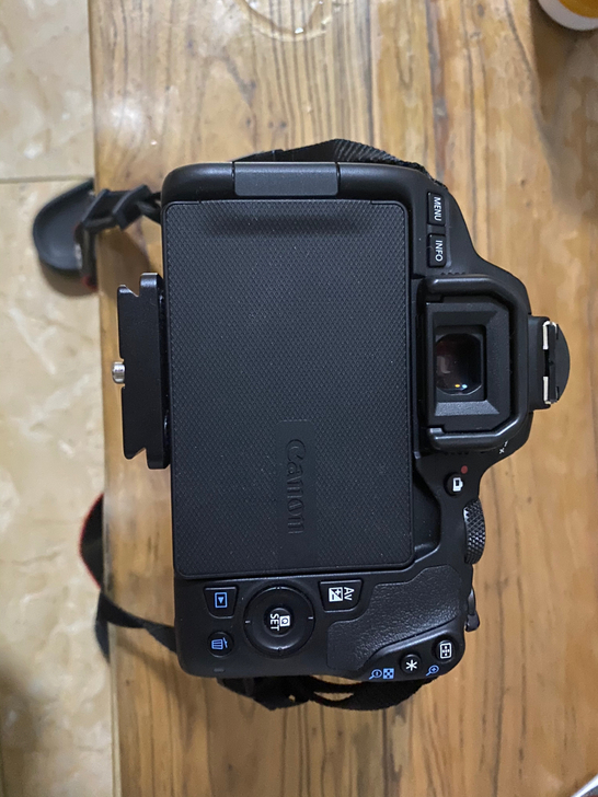 佳能200D2代,99新,快门用了500左...
