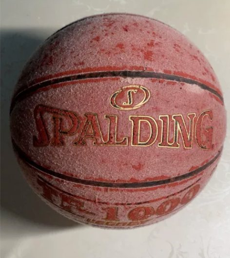 篮球Spalding/斯伯丁 闲置放着掉皮...