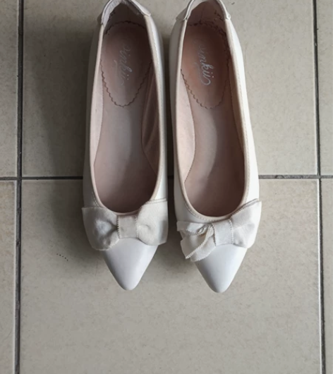 白色低跟单鞋 230码 穿过两次，右边的蝴...