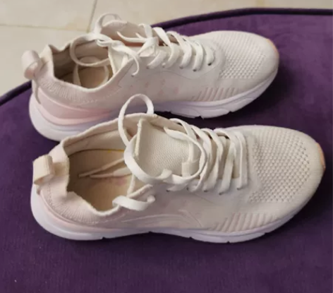 李宁的鞋35码，穿着有点小，七八成新 感兴...