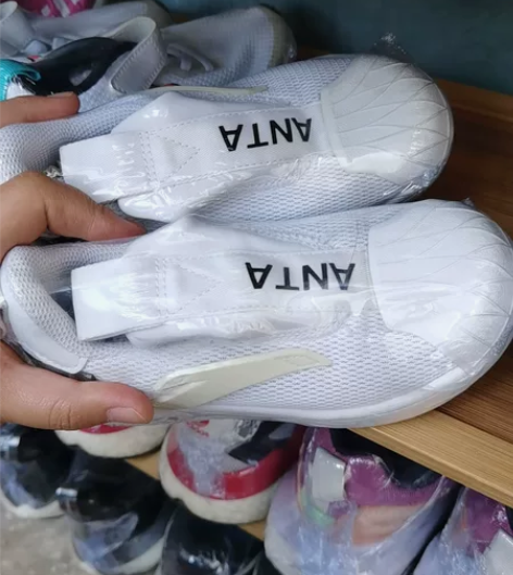 安踏童鞋27码，特别好搭衣服，也是没穿几次...