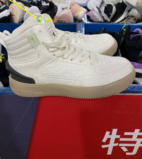 乔丹特价活动，码不齐全，所以价格低， 中帮...