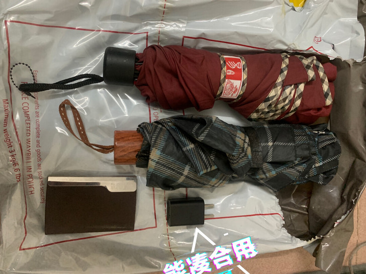 转让闲置物品，雨伞2把，名片盒，充电头。