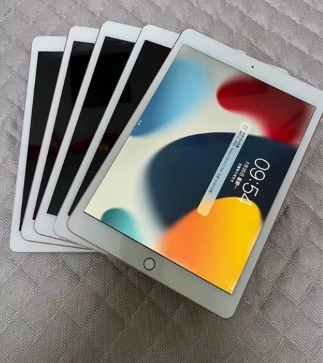 美女一手闲置iPad上网课，打游戏，追剧，...