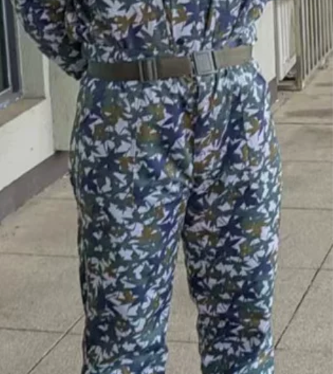 出一身枫叶迷彩服，原价200多，穿了俩多星...