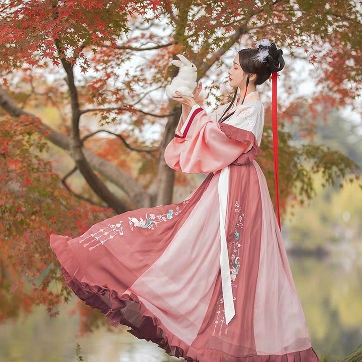 衣服穿过一次，几乎全新，没有吊牌和飞机盒了...