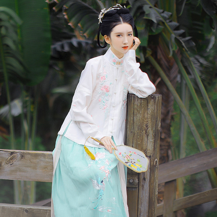 钟灵记 缨歌:对襟立领汉服女上袄套装明制春...