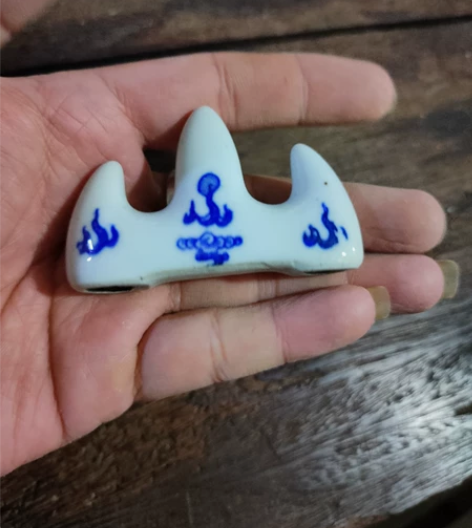 下乡收老物件，陶瓷笔架，品相尺寸如图。 感...