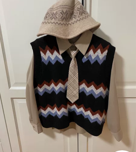 学院风马甲,晓彤同款。在日常的穿搭中,马甲...