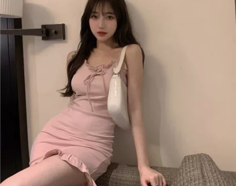 甜辣风粉色吊带连衣裙女秋装2022年新款小...