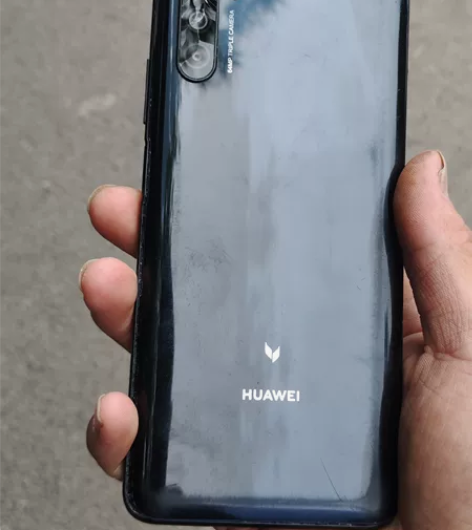 华为麦芒9,开不机,品相如图,内存不祥,配...