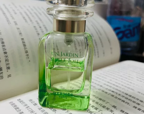 爱马仕屋顶花园香水30ml，余量一半 前年...