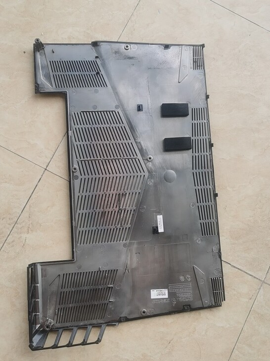 战神zx6，k670g拆机底盖，有缺口裂痕...