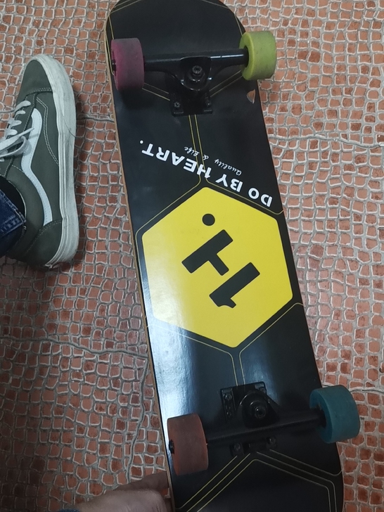 DBH滑板，官方旗舰店买的。外观和质量非常...