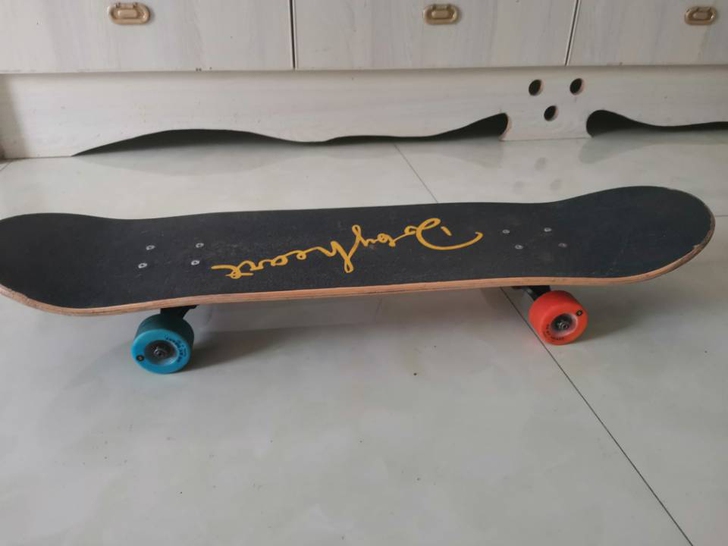 dbh滑板闲置出售6月份买的，赠送果冻轮