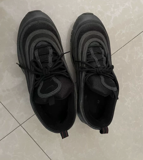 nike 耐克 气垫鞋。 买的时候999好...