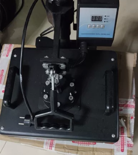 烫画机及所需耗材和70多件衣服，包含一个平...