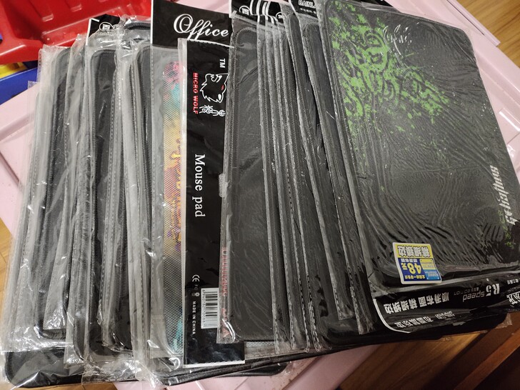 全新鼠标垫，保证质量，颜色图案随机，比A4...