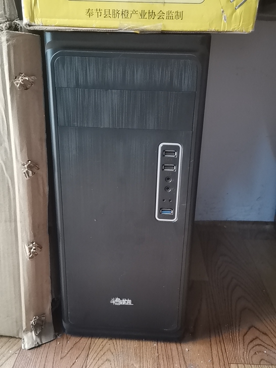 电脑机箱，里面有3个大风扇1个小风扇