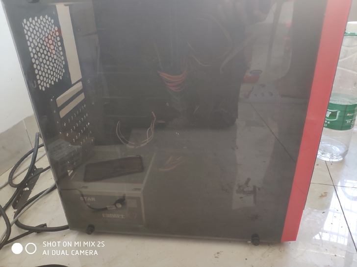 电脑机箱，带一个电源。