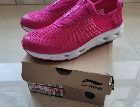 李宁 女子 轻便 透气 跑步鞋 40码，正...