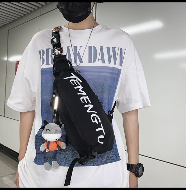 潮牌斜挎包男士ins运动腰包休闲时尚单肩包...