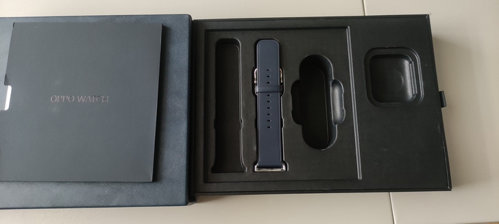 OPPO Watch精钢版表壳采用了316...